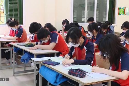 Hà Nội tạm dừng xác nhận cư trú cho con chuyển cấp