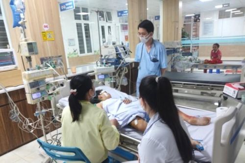 Đang đi mua mì tôm, bé 10 tuổi bị cuốn vào gầm xe trộn bê tông