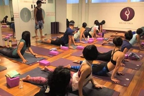 Giáo viên yoga bị phạt 4.000 SGD vì quấy rối học viên