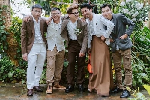Những chàng trai ra đường mặc váy