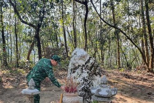 Cúi đầu trước Thánh Thạch trấn biên