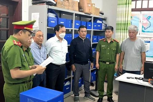 Hối lộ đăng kiểm viên để hợp thức hóa tàu cá hoán cải, chiếm đoạt tiền hỗ trợ ra khơi