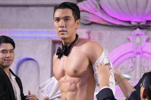 Thí sinh nam vương lột áo khi trình diễn gây tranh cãi