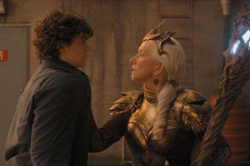 Helen Mirren mặc trang phục nặng 10kg đóng phim siêu anh hùng ở tuổi 78