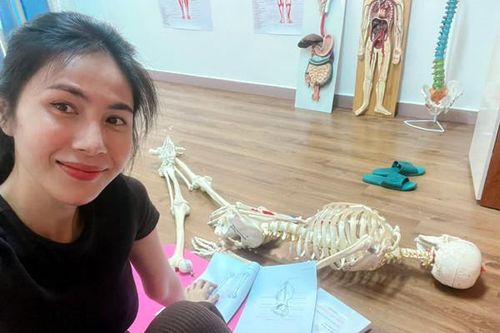 Đông Nhi viết sai tác giả bài hát, Thủy Tiên học giải phẫu cơ thể người