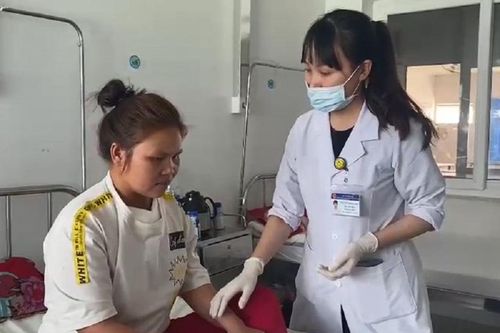 Phẫu thuật khối u 'khủng' thòng xuống ngực cho bệnh nhân nữ ở Đắk Lắk