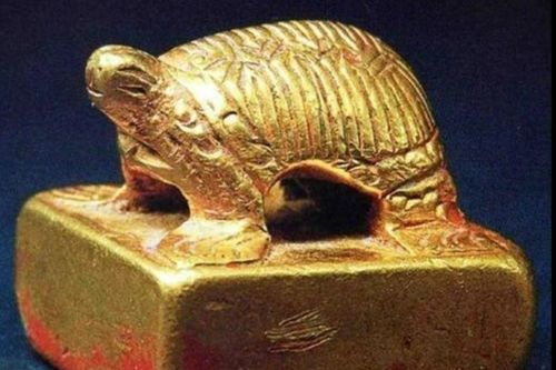 Nhặt được 'viên gạch' lạ ở bờ sông, bà lão mất ngay 27 tỷ vì hành động này