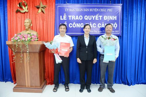 UBND huyện Châu Phú trao quyết định cán bộ