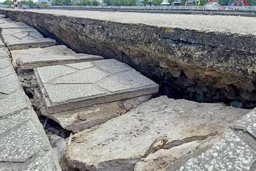 Sụp lún nghiêm trọng nền bờ kè sông Bạc Liêu - Cà Mau