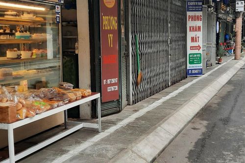 Vạch kẻ sơn khiến vỉa hè Hà Nội chỉ còn 1 gang tay, Chủ tịch phường nói gì?