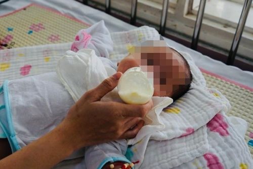 Vi khuẩn xâm nhập màng não bé gái