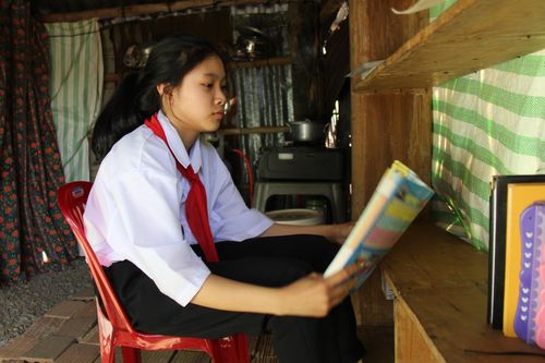 Nữ sinh vừa học, vừa mót mủ cao su đỡ đần mẹ