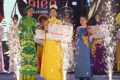 Lung linh Đêm Chung kết Lễ hội Áo dài hoa cúc biển Cửa Lò năm 2023