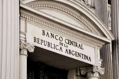 Argentina tăng mạnh lãi suất để chống lạm phát