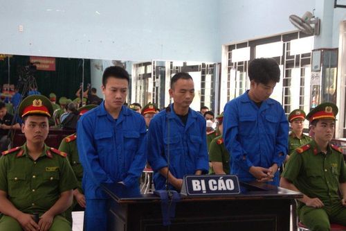 Lời xin lỗi muộn của nhóm người say xỉn đánh 2 nữ nhân viên gác tàu