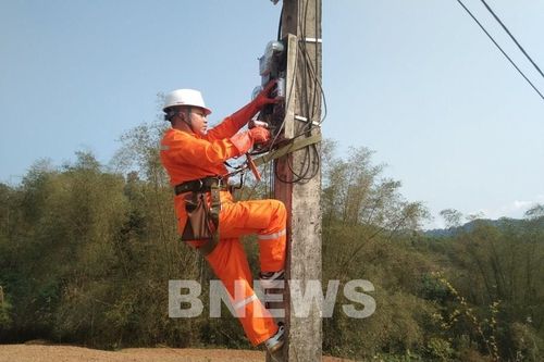 Điện lực Na Rì đẩy nhanh tiến độ lắp công tơ điện tử có đo xa
