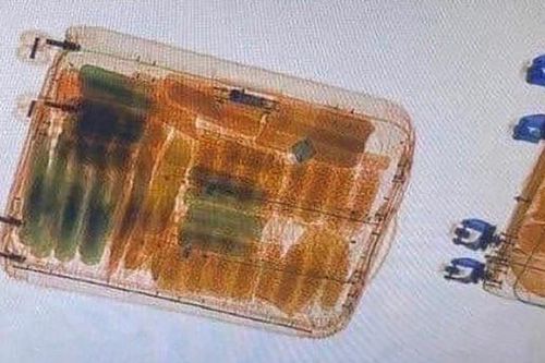 Quy trình soi chiếu an ninh đối với người và hành lý xách tay tại sân bay được thực hiện thế nào?
