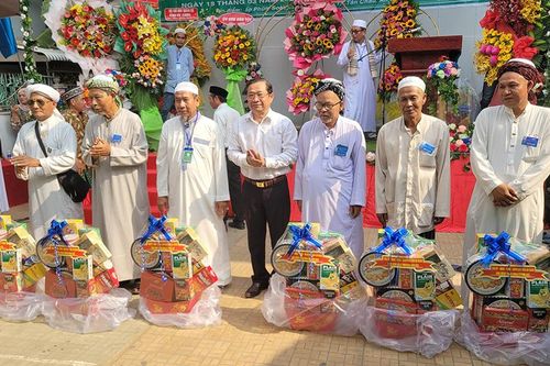 Thăm, chúc mừng tháng Ramadal đồng bào dân tộc Chăm
