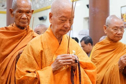 Đức Pháp chủ và chư vị Trưởng lão Hội đồng Chứng minh tưởng niệm Đại lão Hòa thượng Thích Trí Tịnh