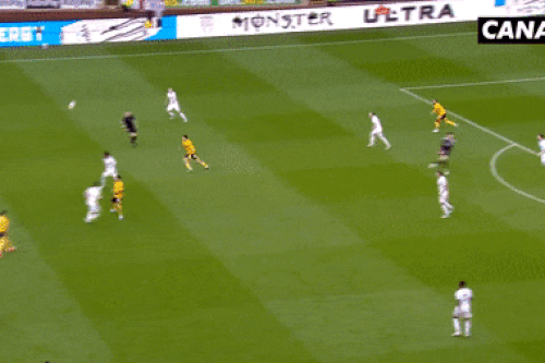 Trung vệ Premier League ghi bàn từ giữa sân rồi nhận thẻ đỏ