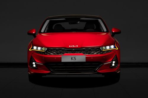 Toyota Camry áp đảo phân khúc, doanh số Honda Accord chạm đáy