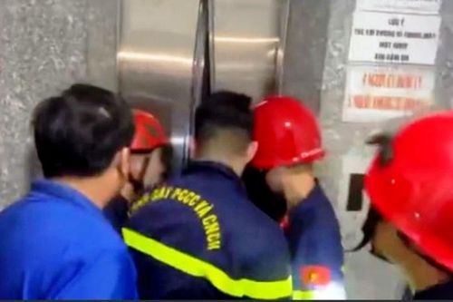 Ba người mắc kẹt trong thang máy khách sạn lúc rạng sáng