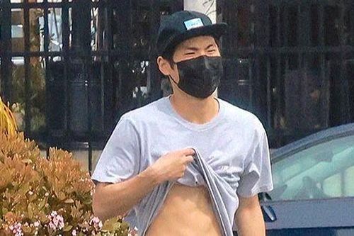 Pax Thiên vén áo khoe cơ bụng giữa phố
