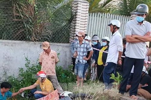 Phát hiện một phụ nữ tử vong bất thường cạnh xe máy