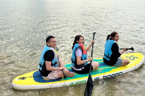 Ngắm hoàng hôn bên hồ Kala
