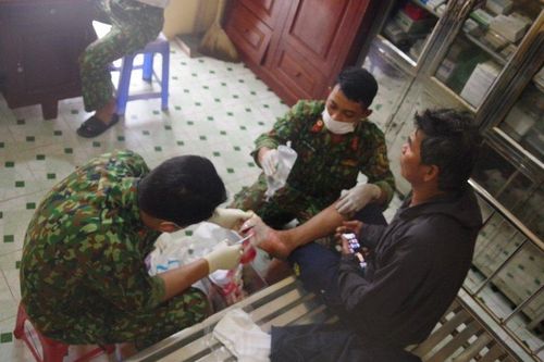 Bệnh xá Đảo Trường Sa Đông cấp cứu ngư dân gặp nạn trên biển