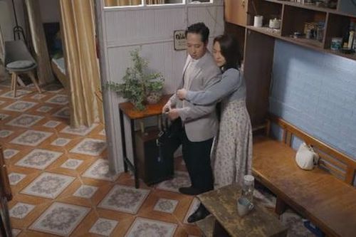 'Dưới bóng cây hạnh phúc': Thu Hồng rủ Đạt ở qua đêm, Son vẫn cơm nước cho nhà chồng