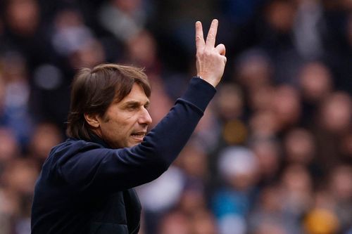 Cầu thủ Tottenham quay lưng với HLV Conte