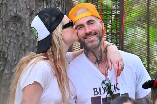 Adam Levine quấn quýt vợ sau bê bối ngoại tình