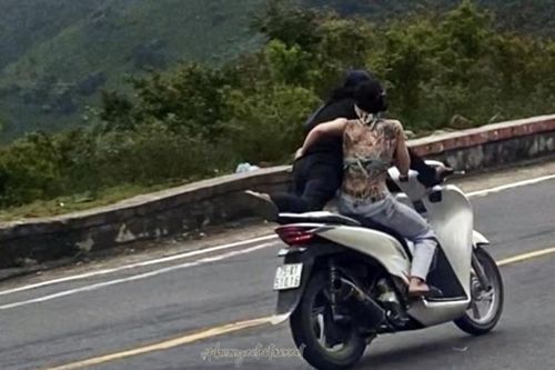 Đôi nam nữ đi SH 'làm xiếc' ở đèo Hải Vân