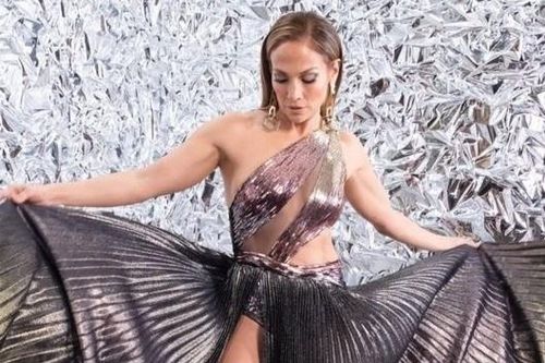 Sở thích diện váy xẻ đến eo của Jennifer Lopez