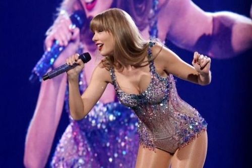 Bodysuit gợi cảm trong concert của Taylor Swift