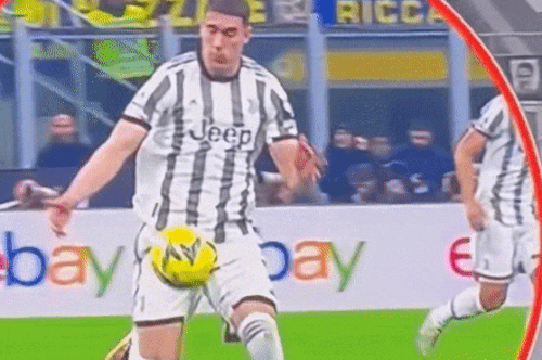 VAR mắc sai lầm nghiêm trọng ở derby Italy