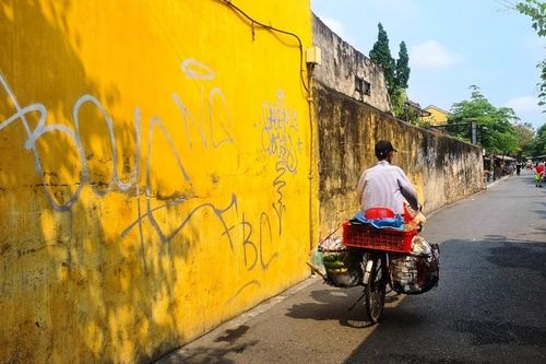 Tường vàng phố cổ Hội An nhem nhuốc vì bị vẽ bậy