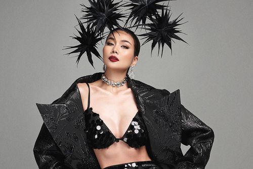 Thanh Hằng gợi cảm với trang phục kết hợp áo nhỏ bằng gang tay