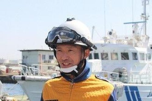 Sĩ quan cảnh sát biển Nhật Bản lập kỷ lục 'treo người' lâu nhất thế giới