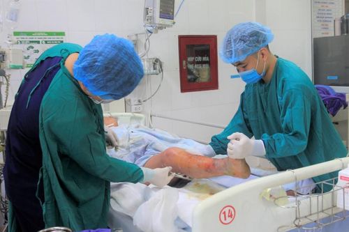 Người đàn ông suy thận cấp sau lần lội nước bẩn