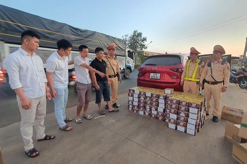 Thuê xe ô tô chở hơn 300 kg pháo hoa nổ đi tiêu thụ thì bị bắt tại Đắk Lắk