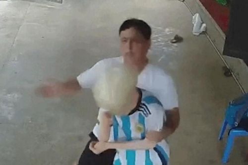 Triệu tập người đàn ông đánh đập bé trai 14 tuổi ở Hà Nội