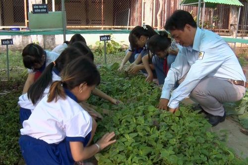 Dạy chữ gắn với lao động sản xuất