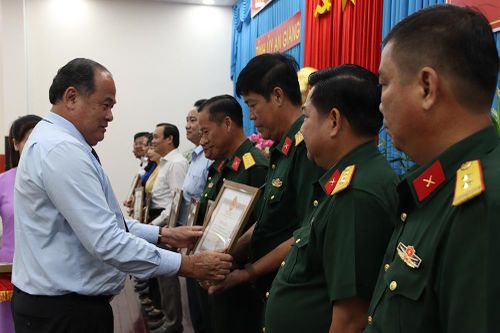 Dựng nước đi đôi với giữ nước