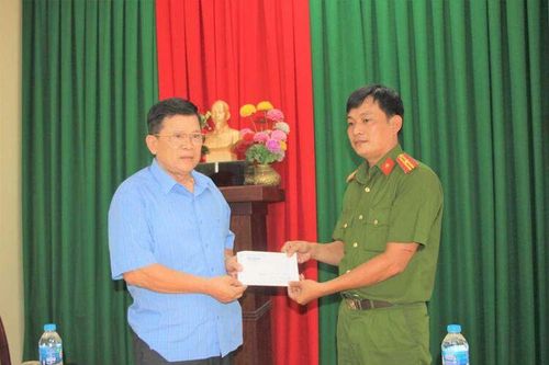 Ông Trần Đông Xuân trao 30 triệu đồng hỗ trợ Công an phường Mỹ Phước và thiếu tá công an bị chém khi đang làm nhiệm vụ