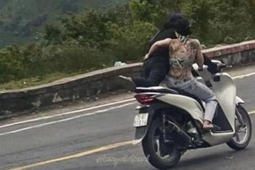 Đôi nam nữ làm xiếc trên đèo Hải Vân
