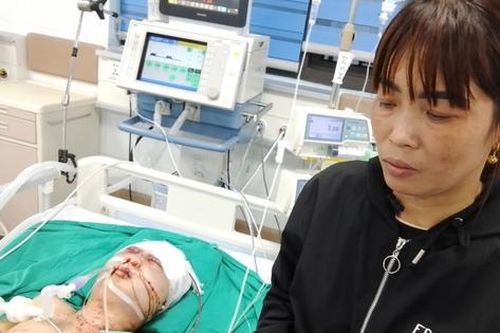 MS 831: Xót xa cảnh người mẹ nghèo chăm con tai nạn giao thông, không tiền điều trị