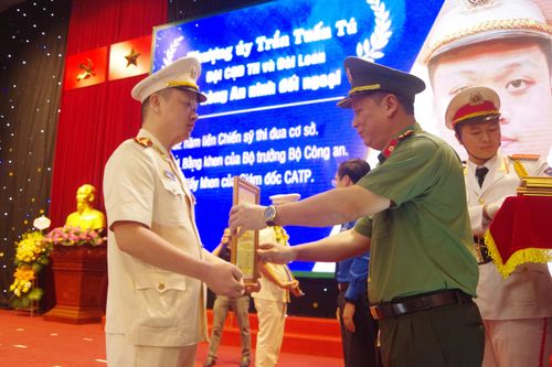 Vinh danh 12 tấm gương đại diện cho khát vọng cống hiến của tuổi trẻ Công an Thủ đô