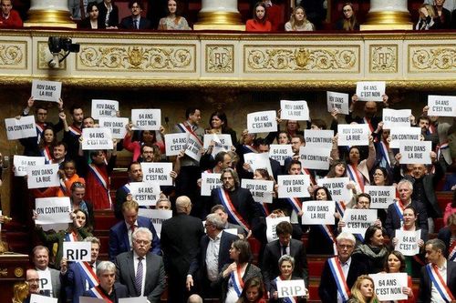 Chính phủ của Tổng thống Macron vượt qua cuộc bỏ phiếu bất tín nhiệm